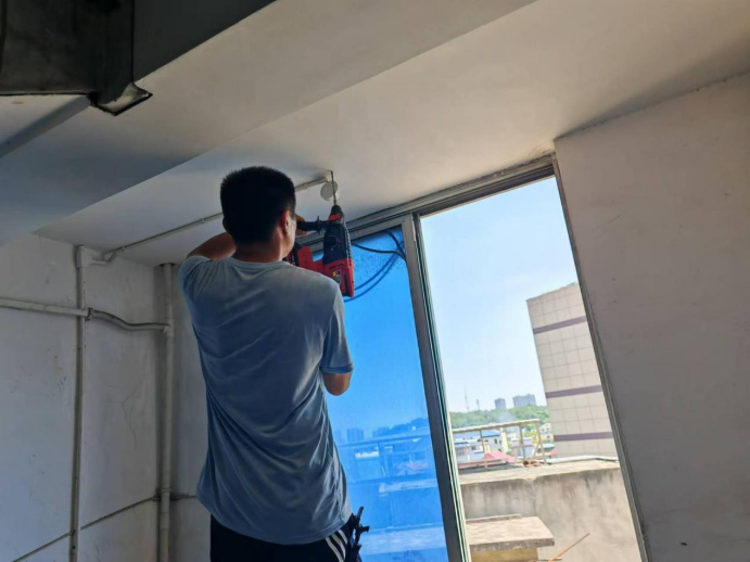 【我为群众办实事】岳师街道：安装楼道灯照亮回家路