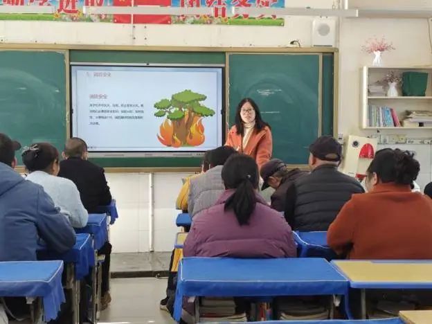 家校共育 筑安全防线——港口街镇中心小学召开安全家长会