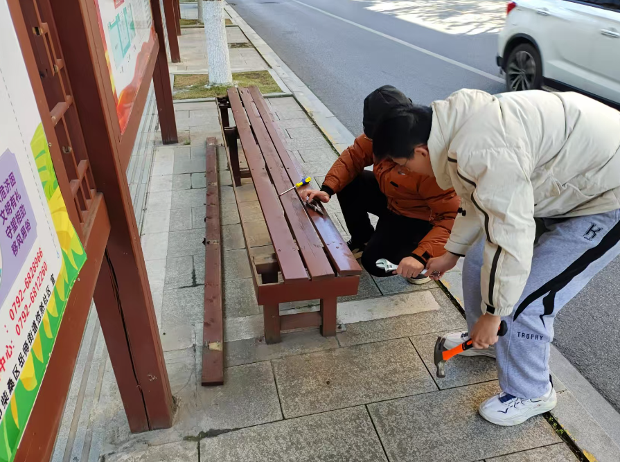岳师街道：拆除破损长椅 消除安全隐患
