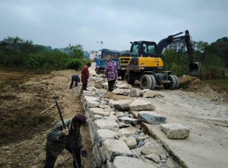 涌泉乡泉塘畈村：维修乡村道路，保障群众安全