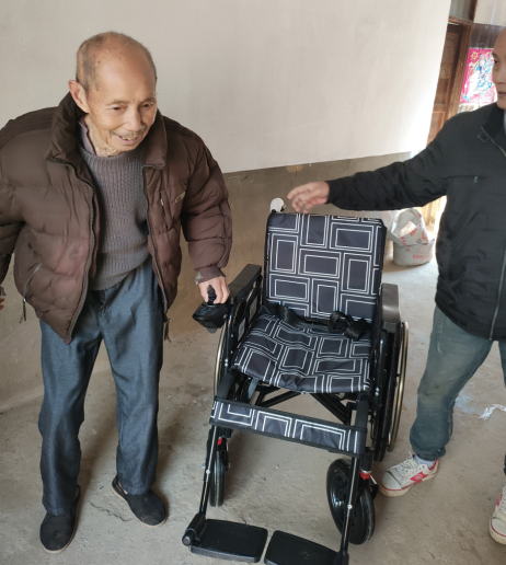 涌泉乡铁炉村：爱心轮椅助力村民，微力行动温暖人心
