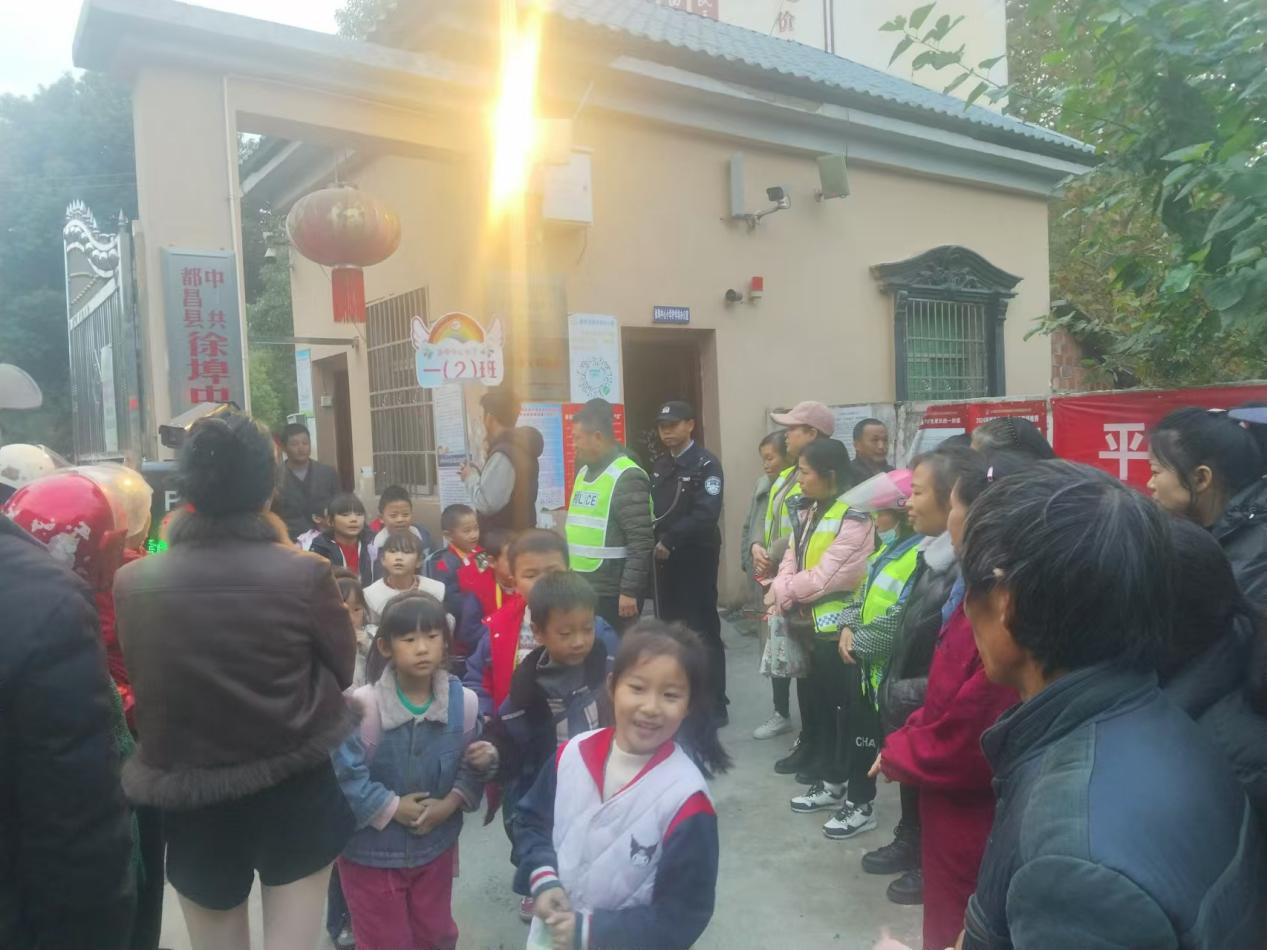 徐埠镇：开展护学行动 筑牢校园安全防线