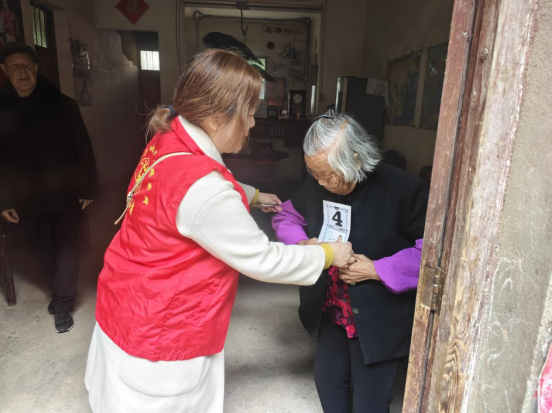 周溪镇：关心关爱老党员 上门认证不出户