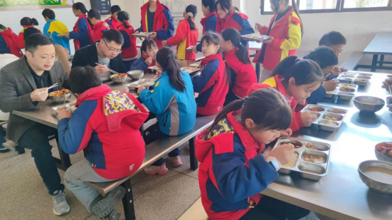 徐埠镇：深入学校陪餐 筑牢食品安全