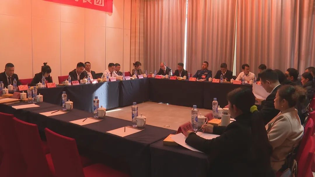 出席都昌县第十七届人民代表大会第六次会议的人大代表进行分组审议