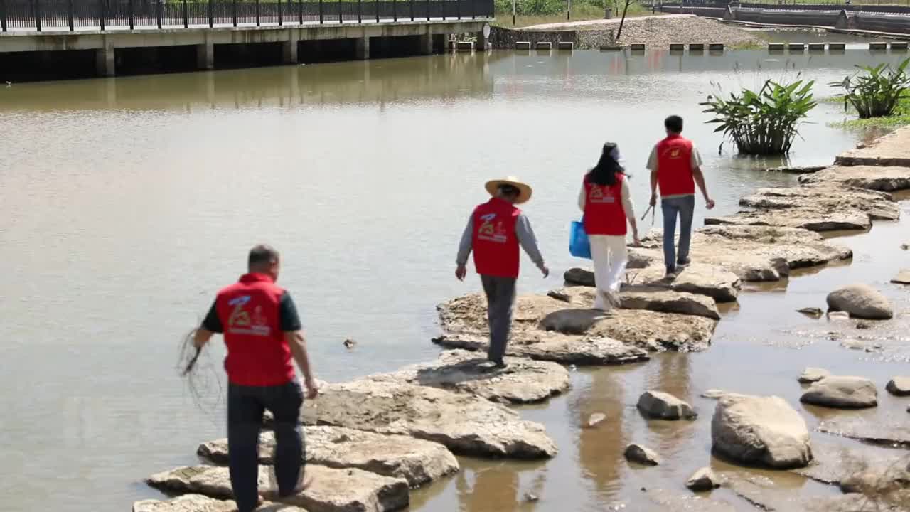 桂竹帽镇开展巡河及河长制宣传活动