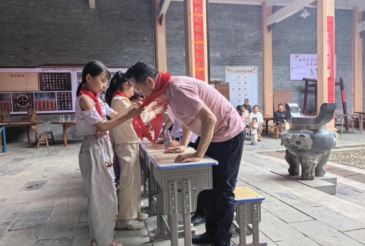 泰和县关工委走进万合镇平山书院开展庆“六一”捐赠活动