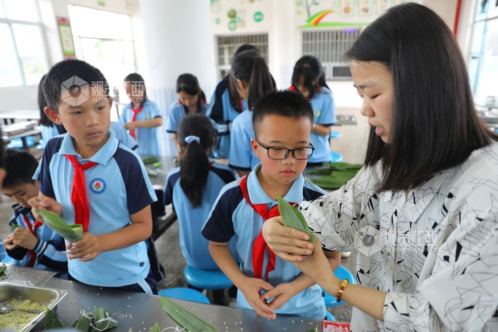 江西泰和：包粽子迎端午