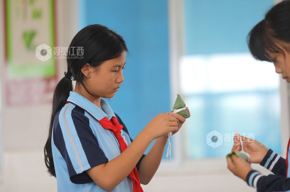 江西泰和：包粽子迎端午