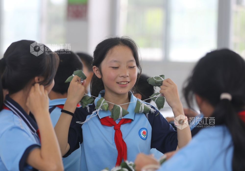 江西泰和：包粽子迎端午