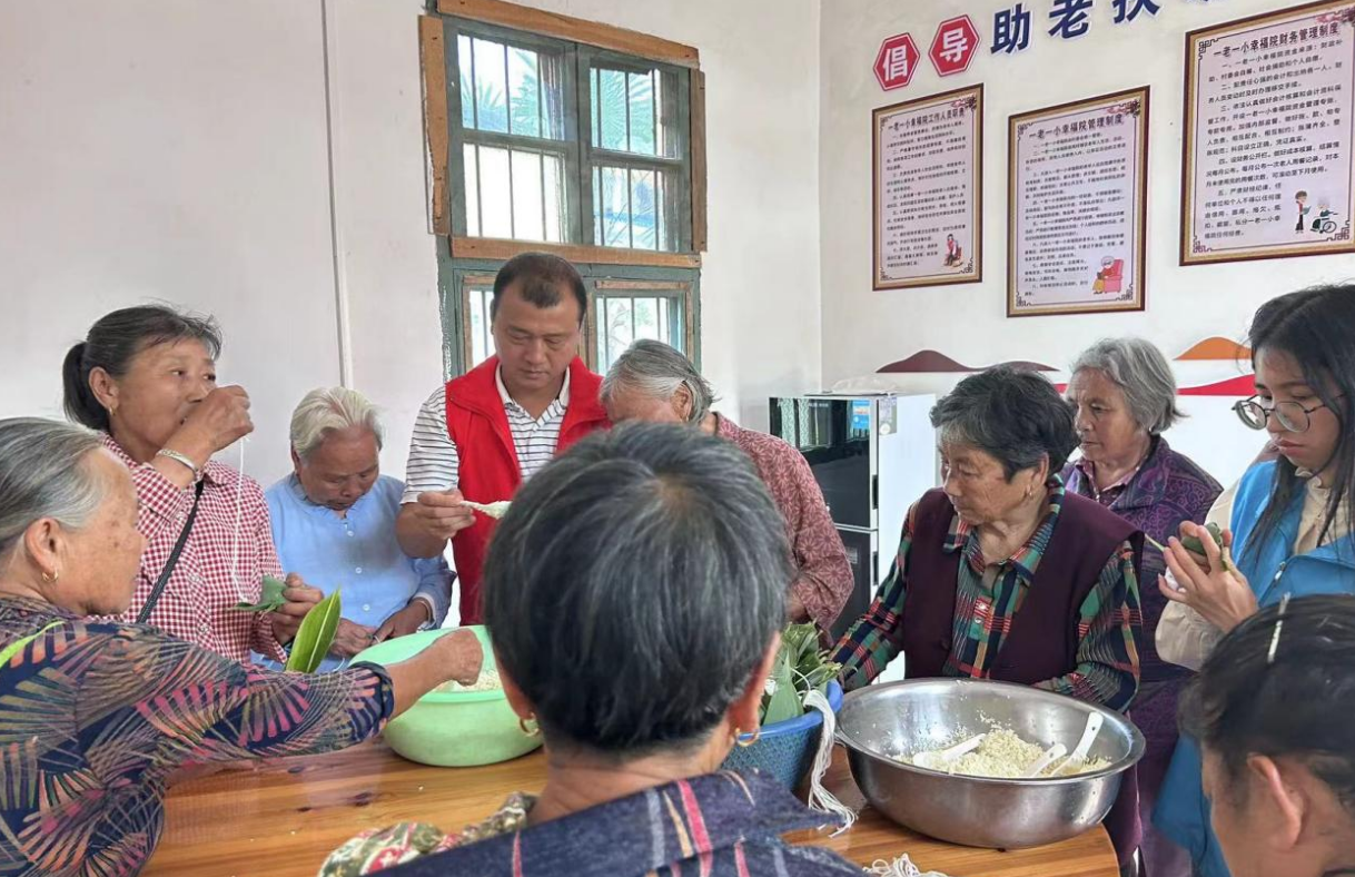 中龙乡开展“情浓端午，粽香千家”包粽子活动