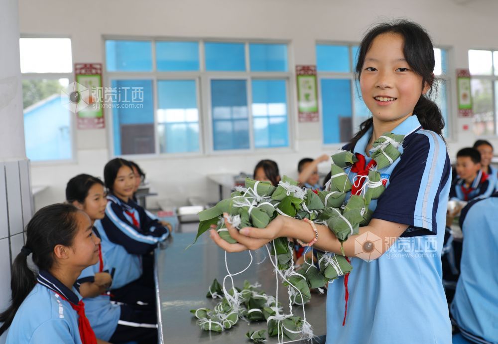江西泰和：包粽子迎端午