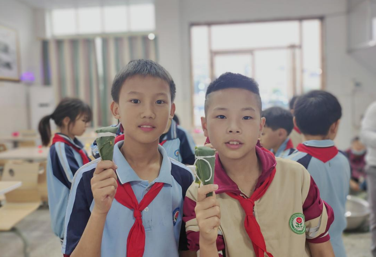 【我们的节日·端午】泰和县万合中心小学组织留守儿童包粽子活动