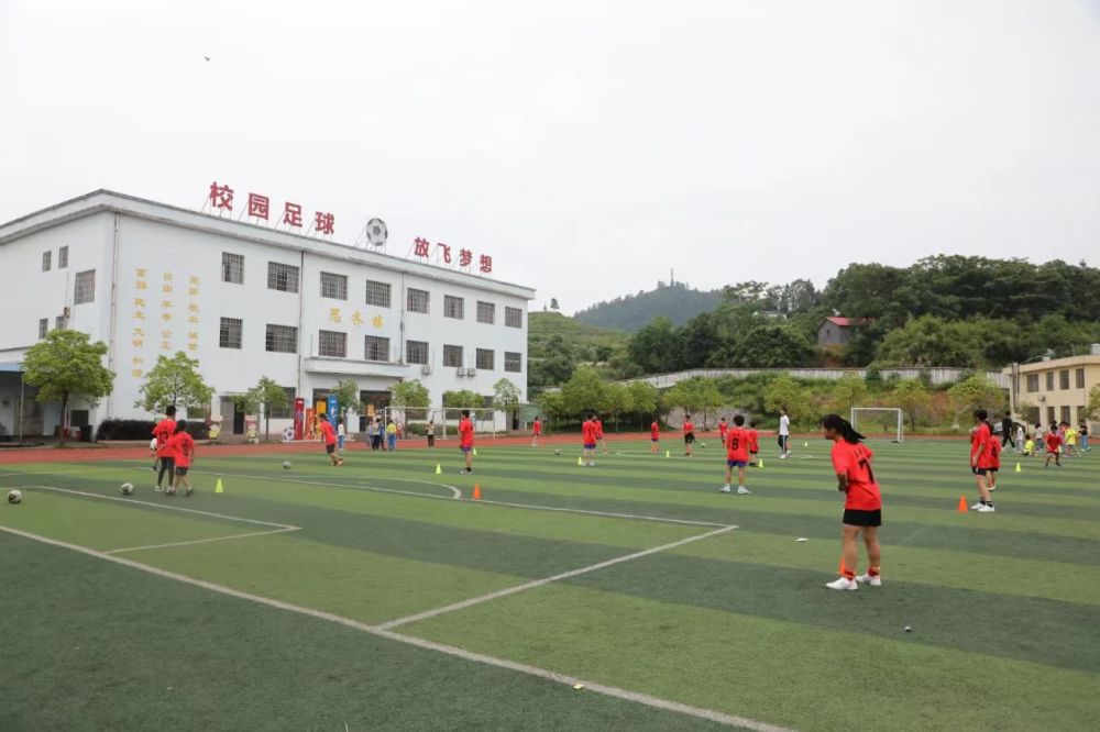 这所乡村小学“足”够精彩