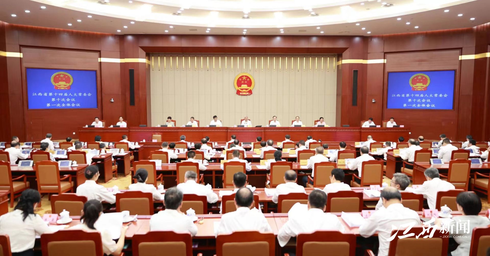 尹弘主持召开省十四届人大常委会第十次会议第一次全体会议