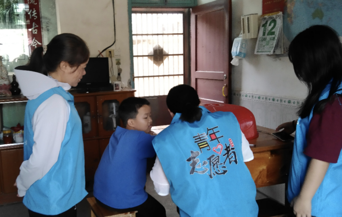 上模乡民政服务站开展“爱心妈妈入户走访，暖心关爱守护成长”活动