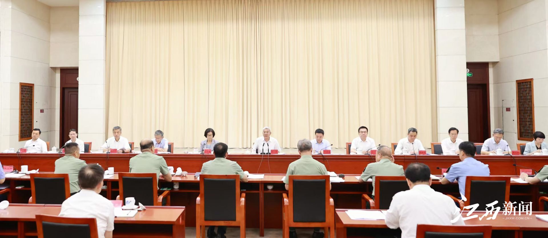尹弘主持召开省委议军会议