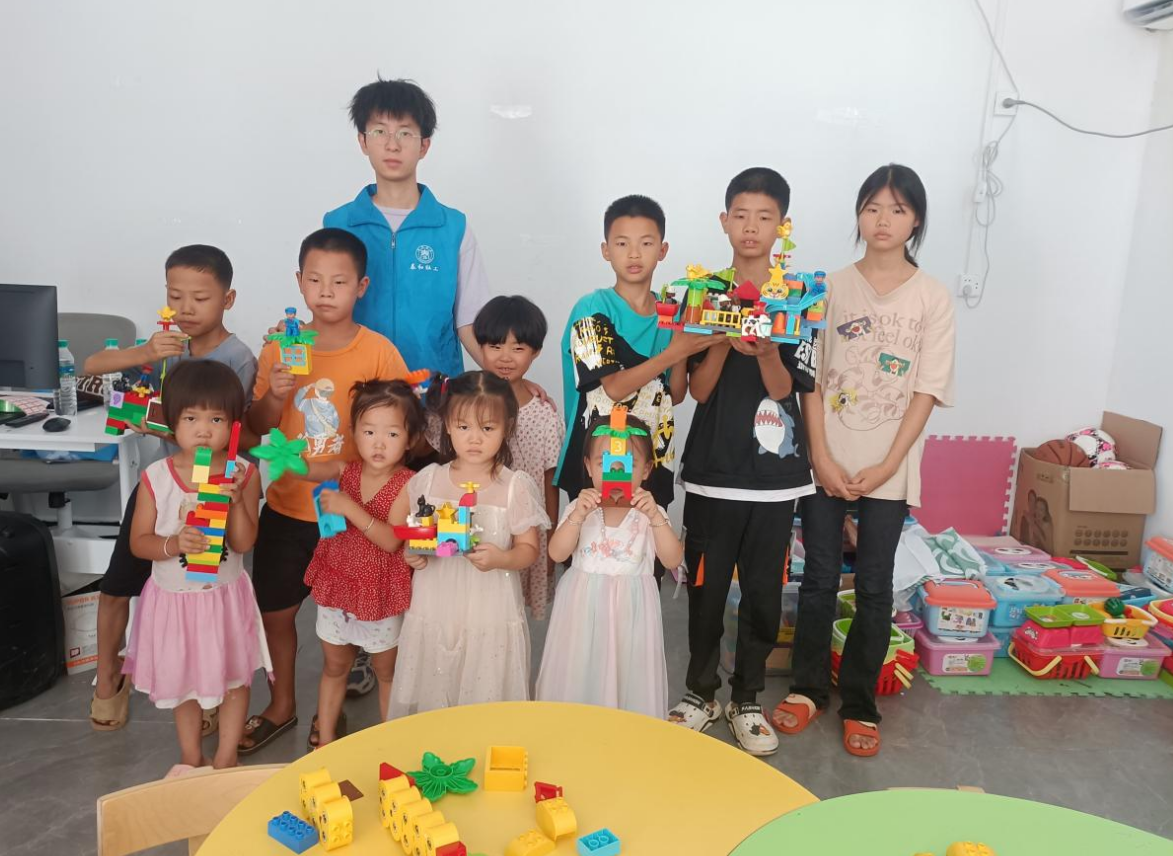 万合镇民政服务站开展“小乐高大智慧”活动