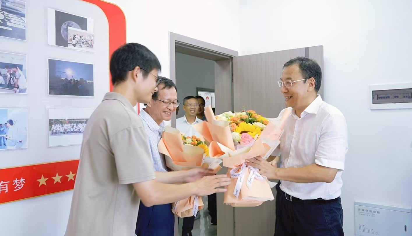 孙英剑等县领导开展教师节慰问活动