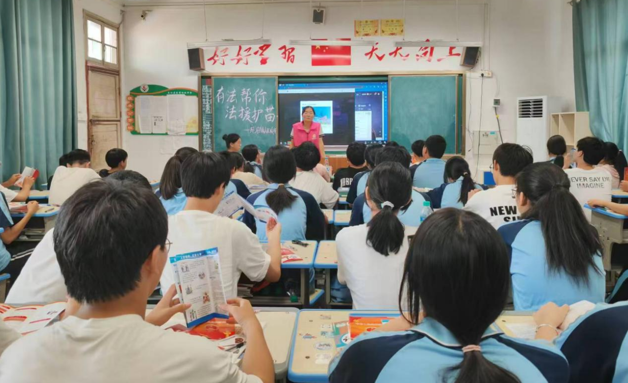 苑前镇开展“开学法治第一课”法治宣传进学校活动