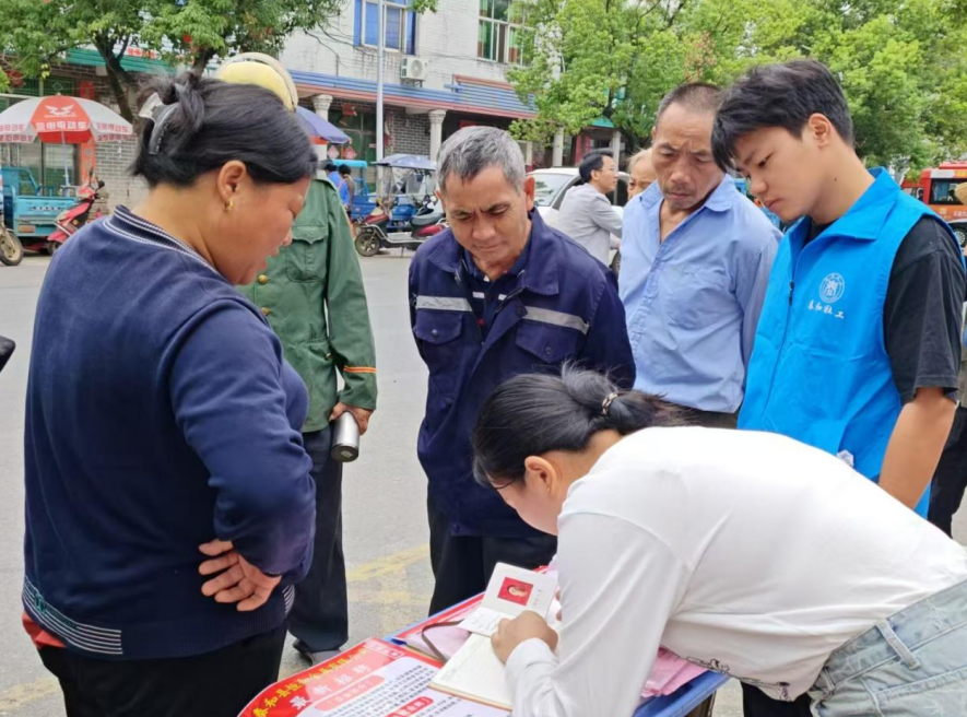 万合镇开展“家门口就业”残疾人就业招聘活动