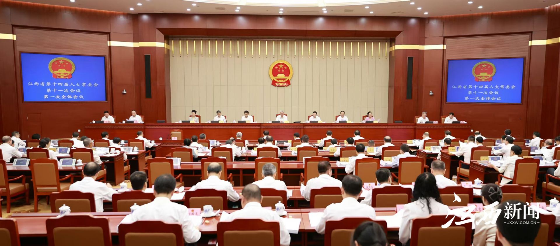 省十四届人大常委会第十一次会议举行 尹弘主持第一次全体会议