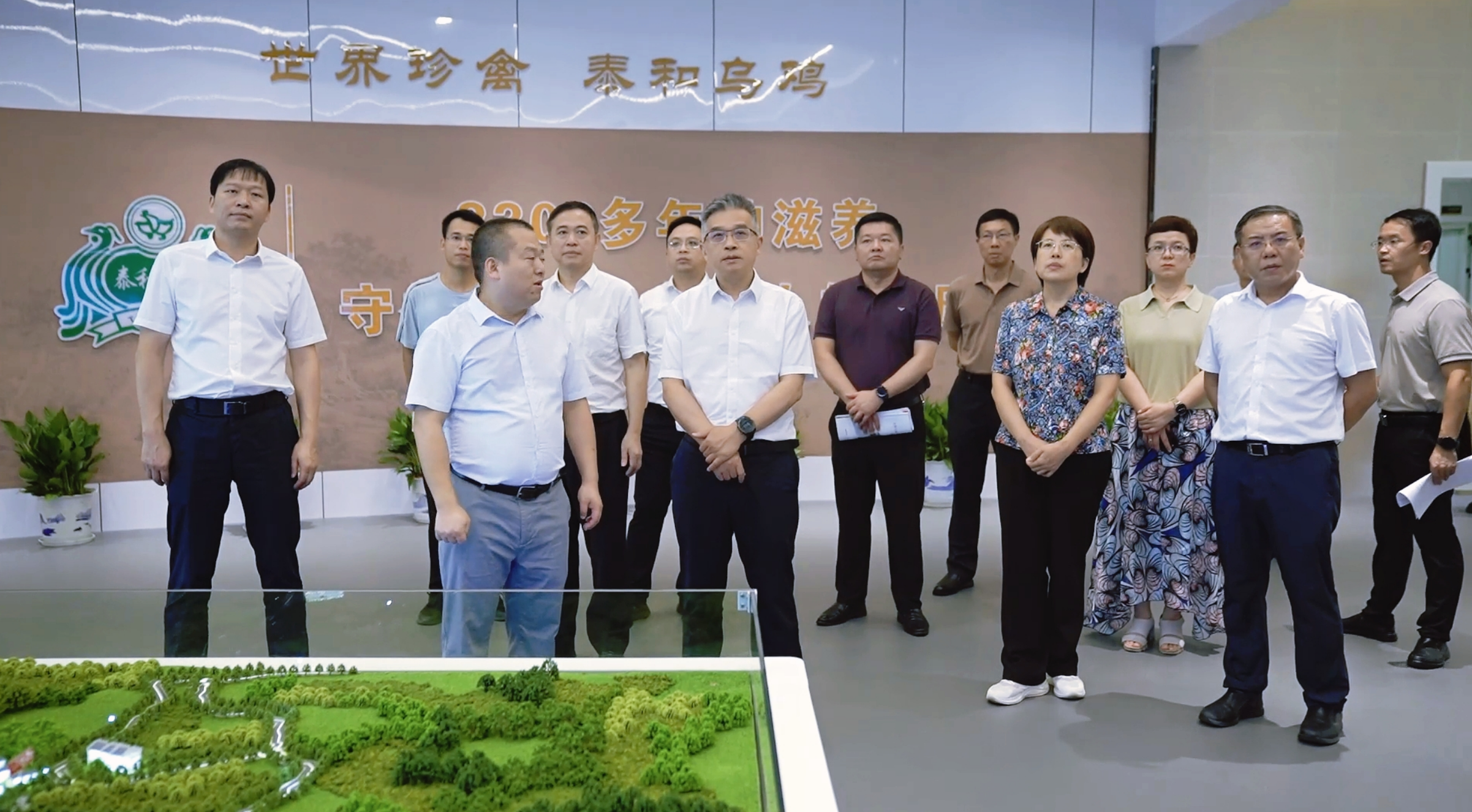 省科技厅党组书记、厅长宋德雄一行来泰和调研乌鸡产业科研创新发展工作