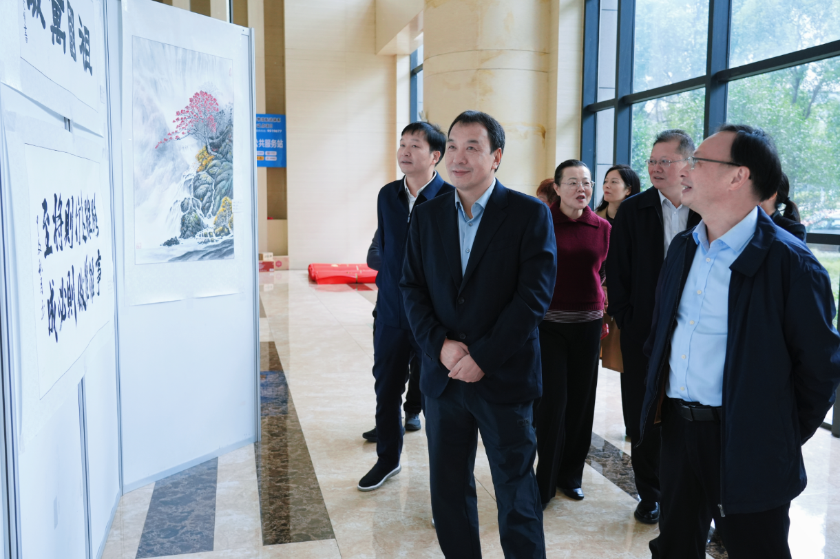 孙英剑、廖文来参观泰和县庆祝全国人民代表大会成立70周年书画展