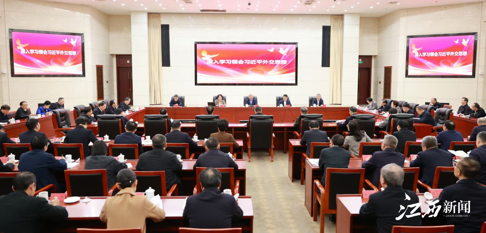 尹弘主持省委理论学习中心组集体学习