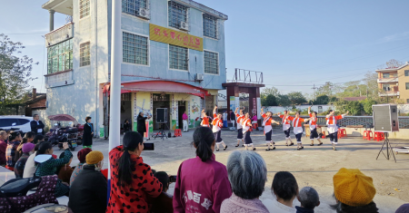 泰和县“鹊巢宫”宣讲团与老年艺术协会联合开展文艺下乡活动