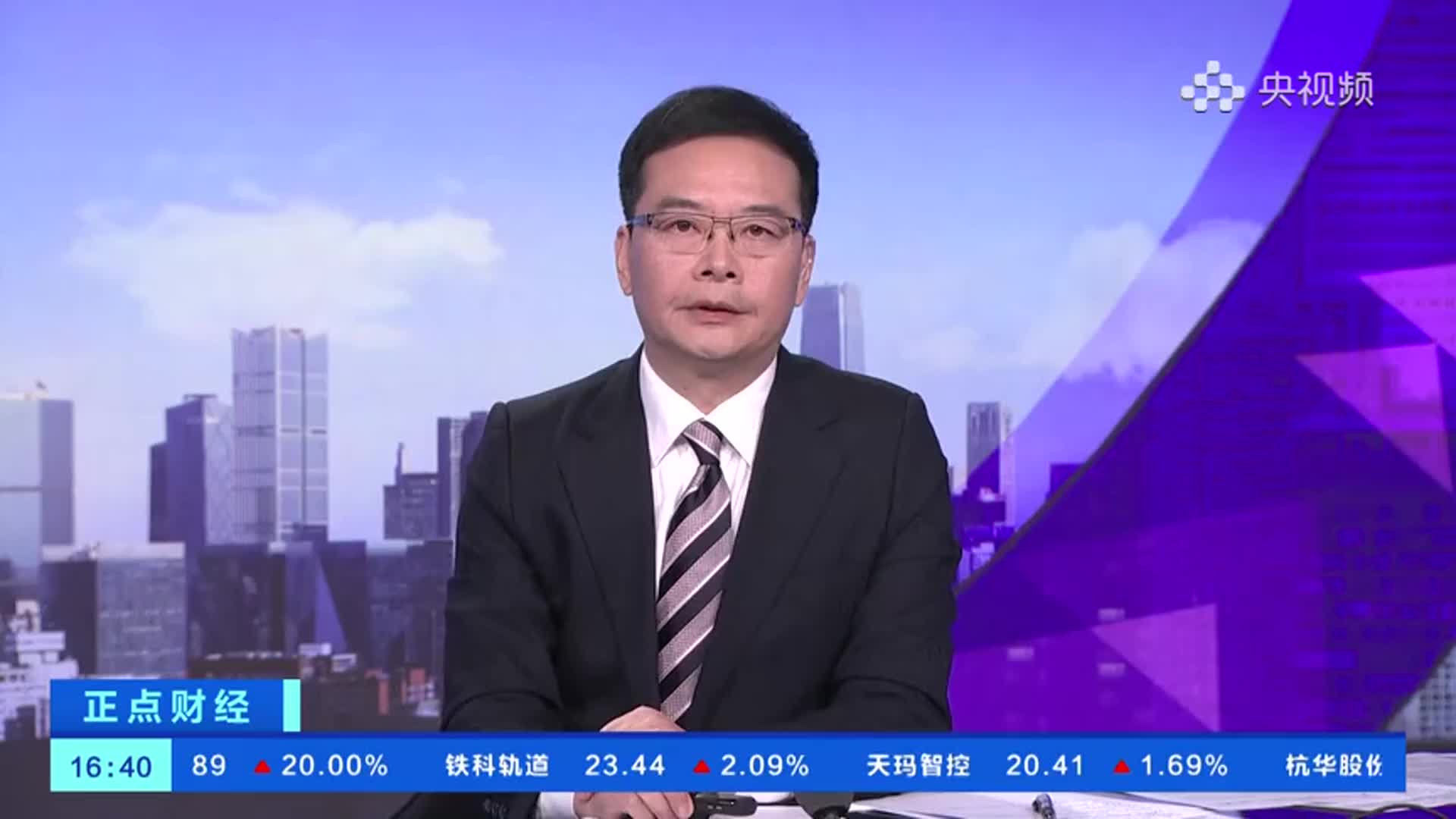 【正点财经】江西泰和：村民发现两只猴面鹰 林业部门及时救助放生.mp4
