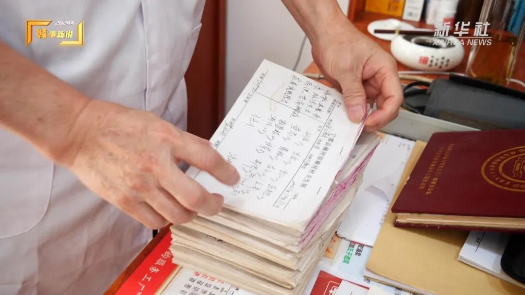 30多年村民看病的“赊账单”，他一把火烧了​！
