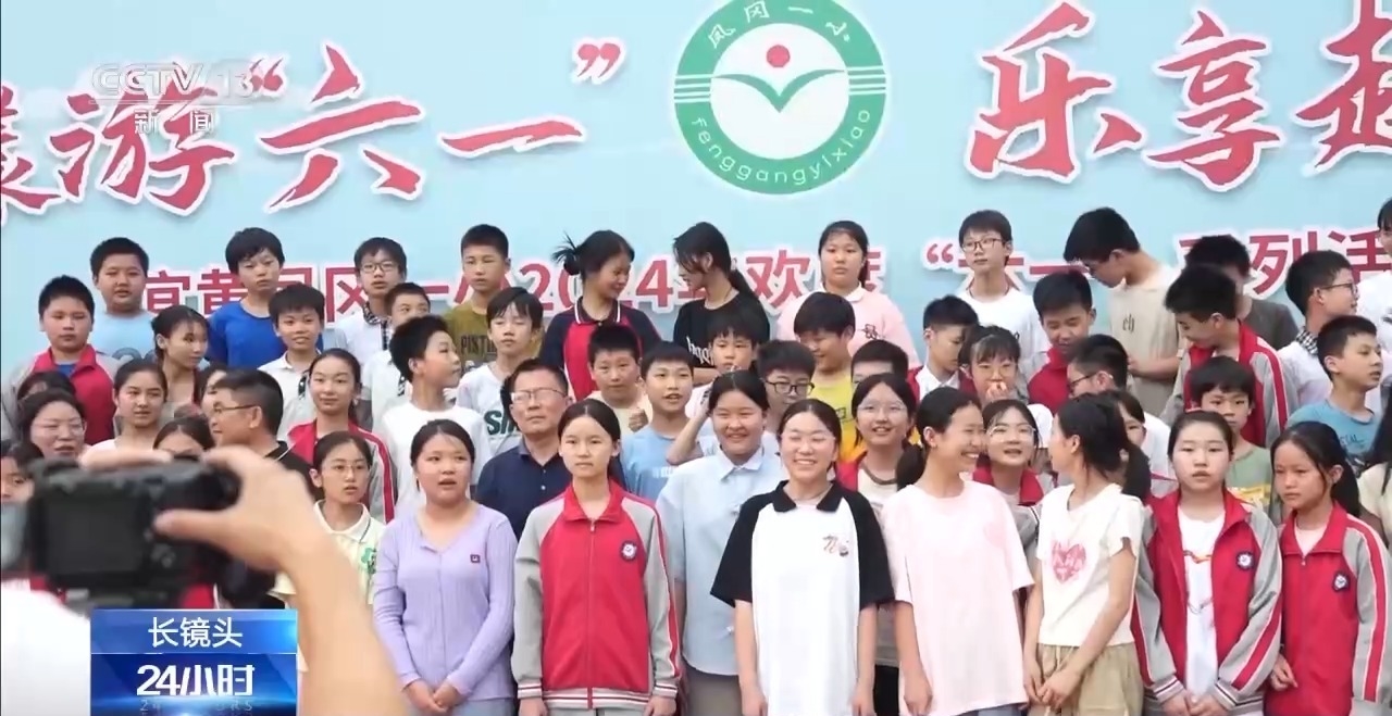 她用心记录学生成长瞬间 这是一份“预谋已久”的祝福→