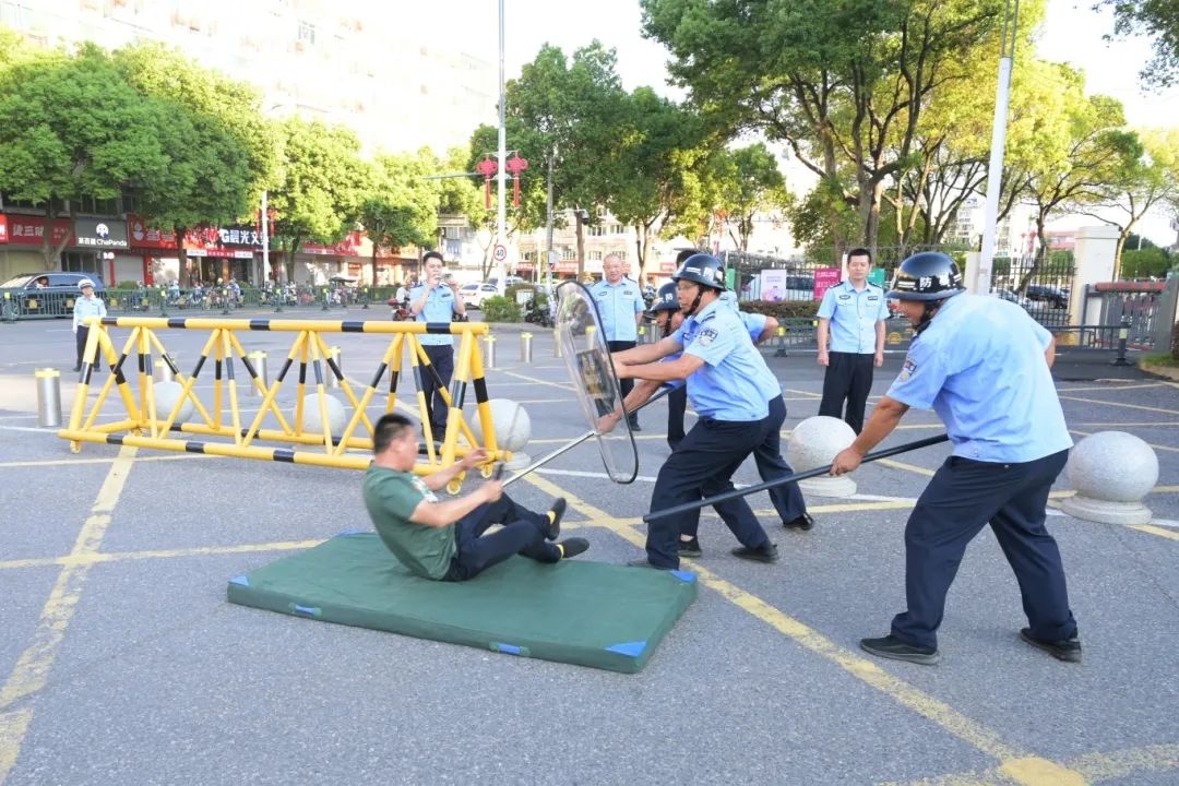 反恐防暴演练进校园 警校联动护平安