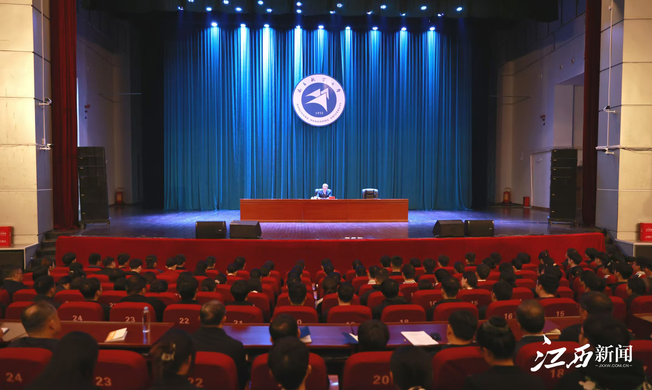 尹弘在南昌航空大学作形势与政策报告并调研