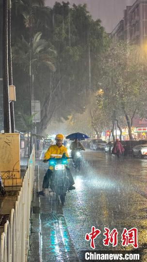广东多地遇强对流天气 广州突现暴雨冰雹-中新网