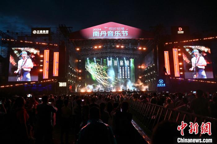 广西小县城举办音乐节：乐队齐聚唱响文艺之音-中新网