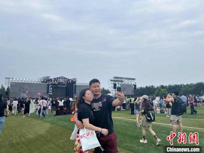 沈阳玫瑰音乐节“七夕”浪漫开唱-中新网