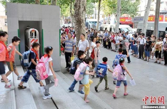 校长做起了“饭搭子”？新学期多地开展食安工作-中新网