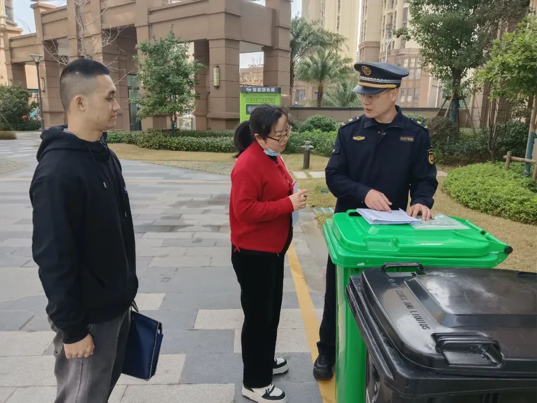 垃圾分类执法检查 细微问题逐一整改