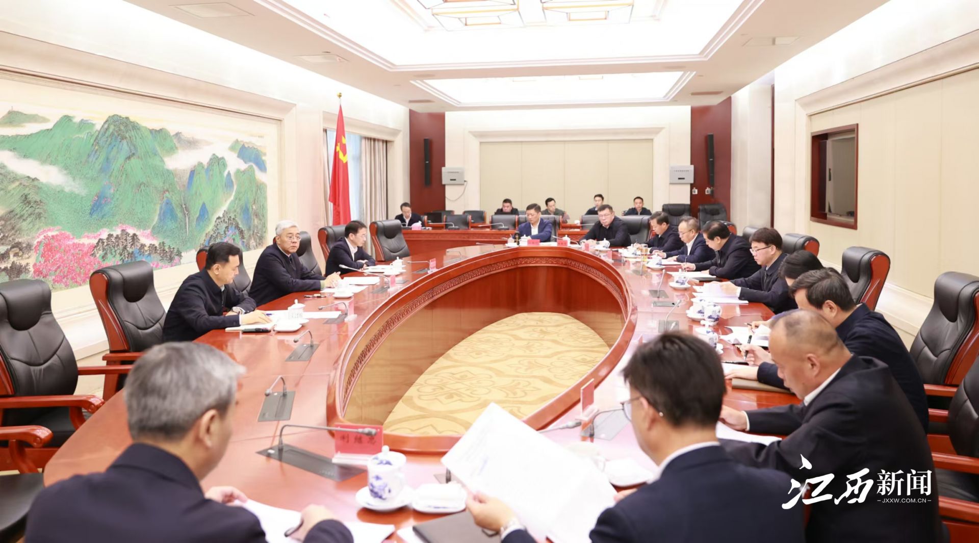 尹弘主持召开各民主党派省委会、省工商联负责人和无党派人士代表座谈会