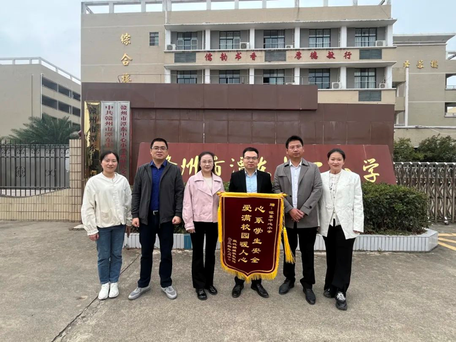 锦旗传情！他们为学子“量身打造”安全回家路……
