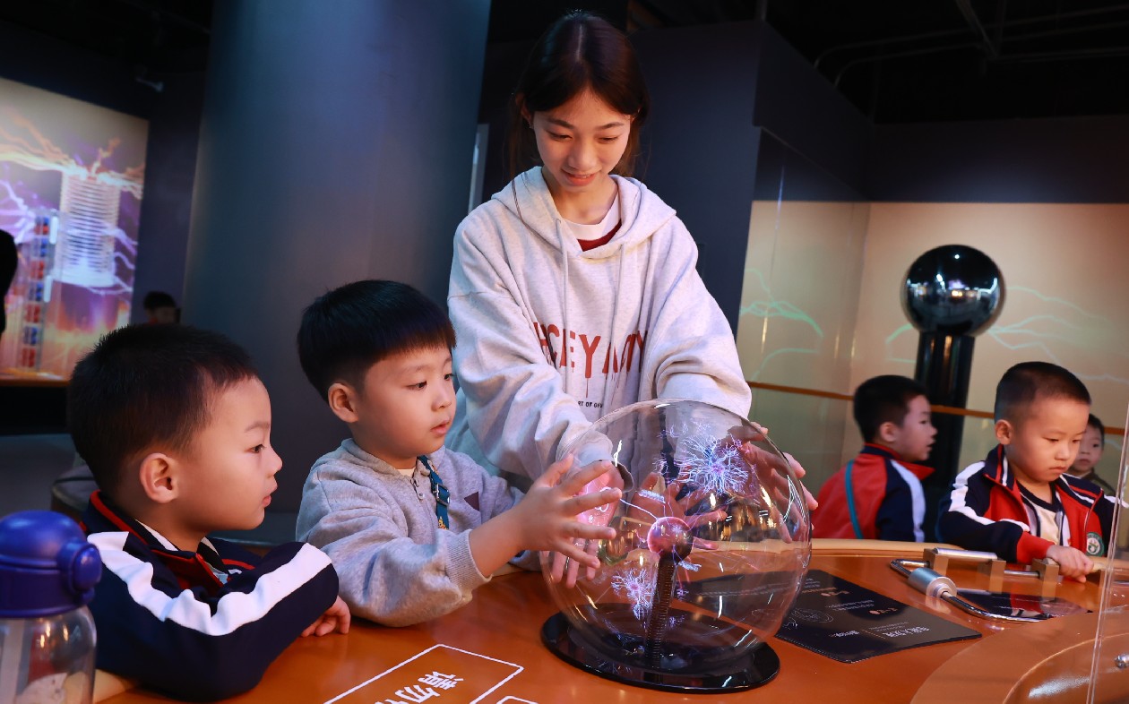 县第八幼儿园：秋探科技馆  共筑科技梦 