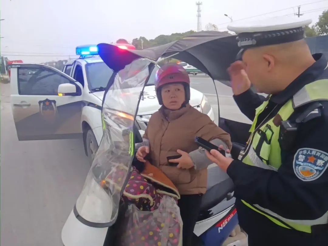 违法加装遮阳伞，他们又被抓拍曝光了！