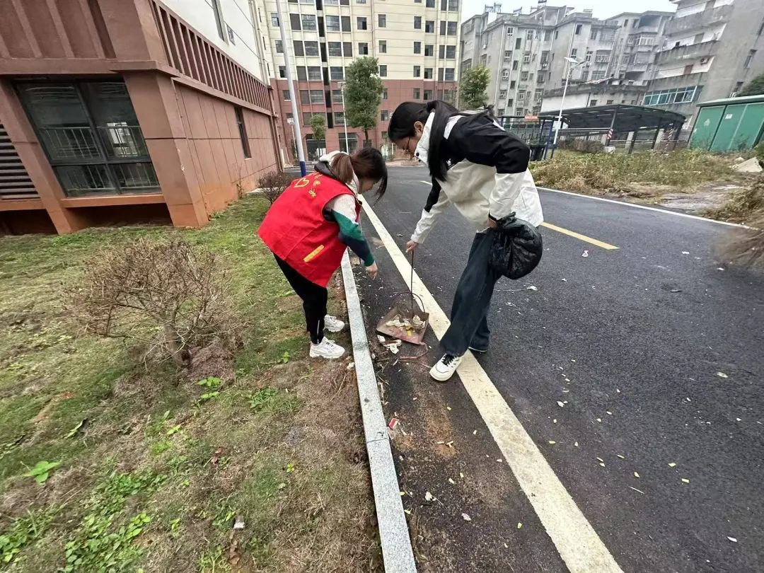 学园路社区：持续开展环境卫生整治活动