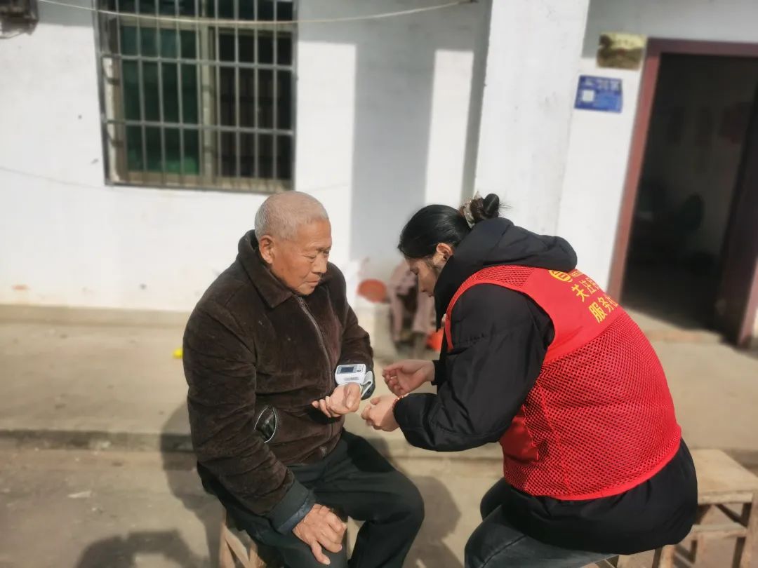 敖山镇：入户走访量血压 暖心服务送上门