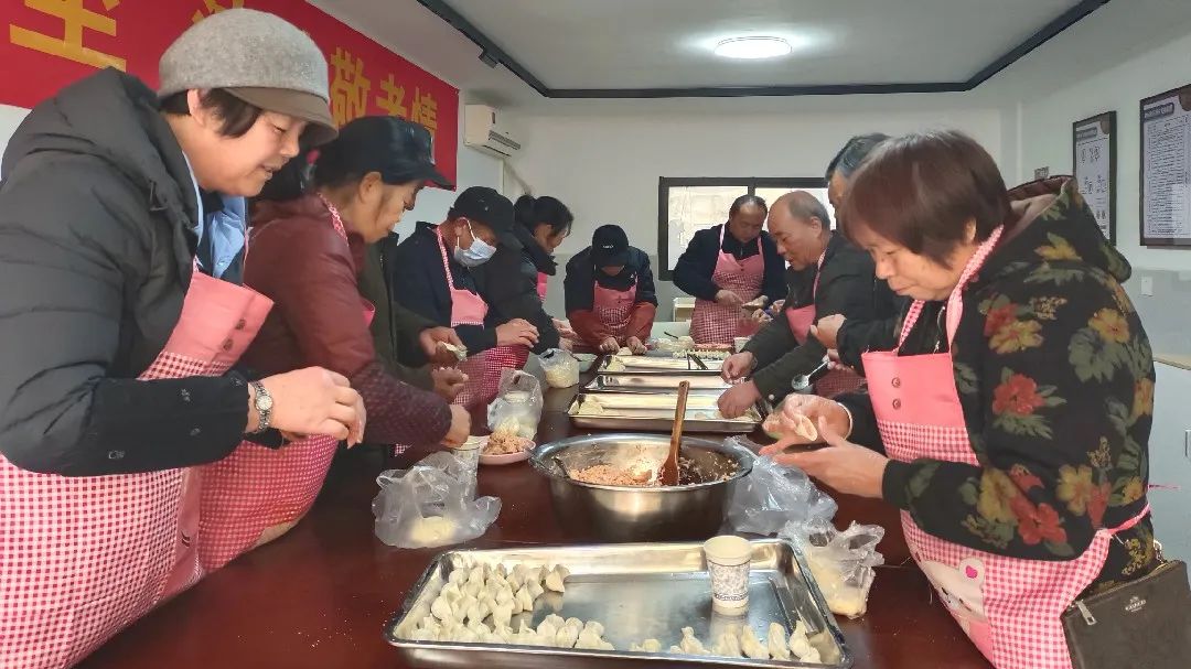 和平路社区：饺香迎冬至 浓浓敬老情