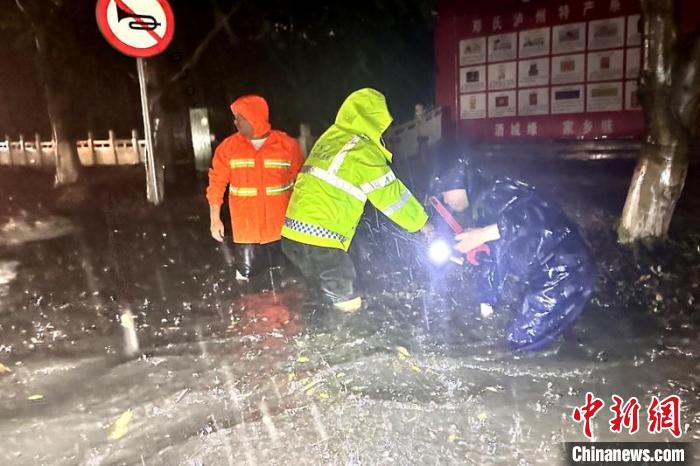 暴雨来袭！四川泸州405户1176人紧急避险转移-中新网