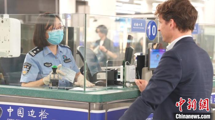 深圳皇岗边检站多举措为文博会外国客商提供高效便捷通关环境-中新网