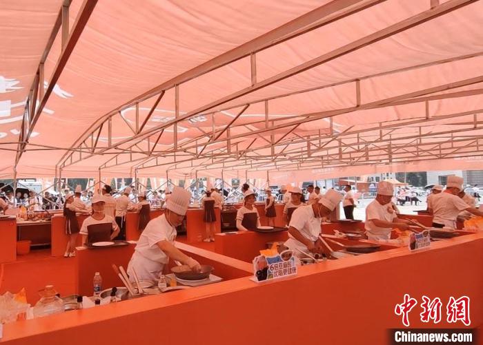 东北选手包揽世界锅包肉大赛金奖-中新网